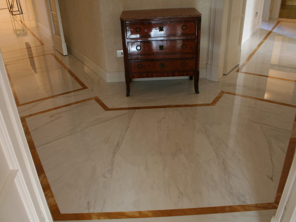 Pavimento in marmo calacatta giallo siena