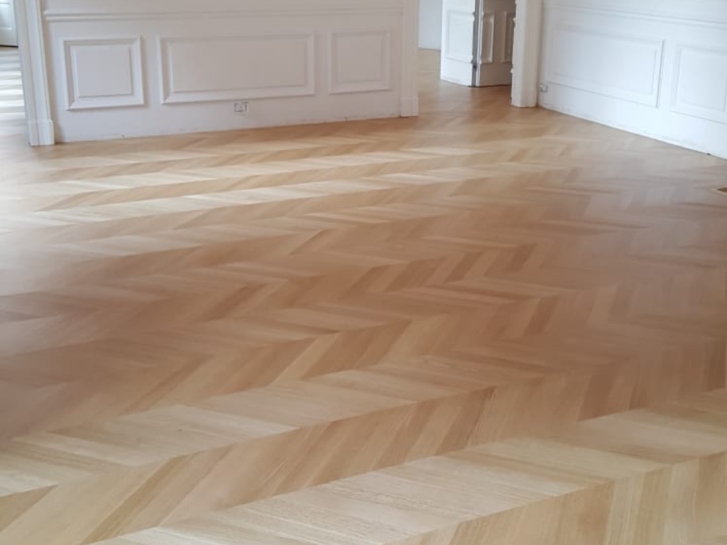 Parquet in rovere massello, posa a spina Francese