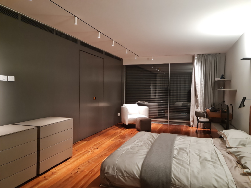 Camera da letto con pavimento in listoni di noce piallato a mano e oliato